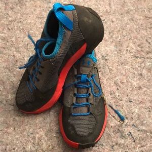 Boys Under Armour Size 5 Tennis Shoes